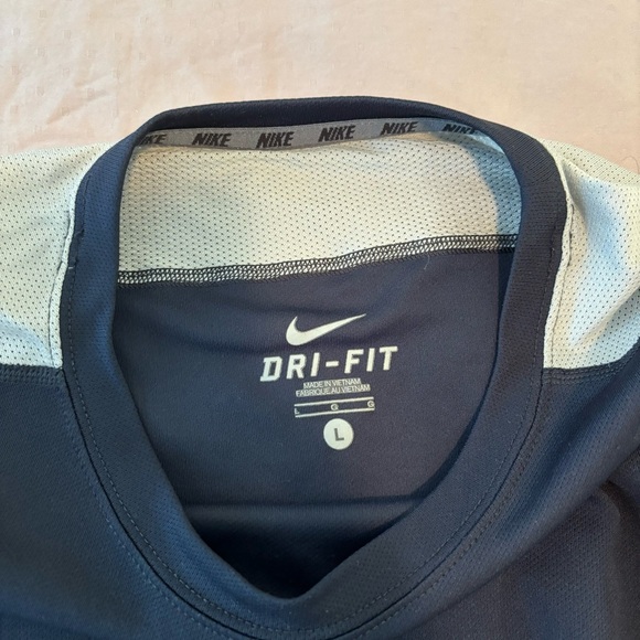 Nike Men’s Dry Fit Shirt - Picture 2 of 3